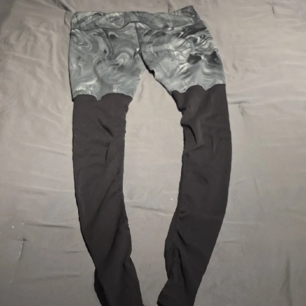 ALO Yoga Black and Gray Swirl Leggings